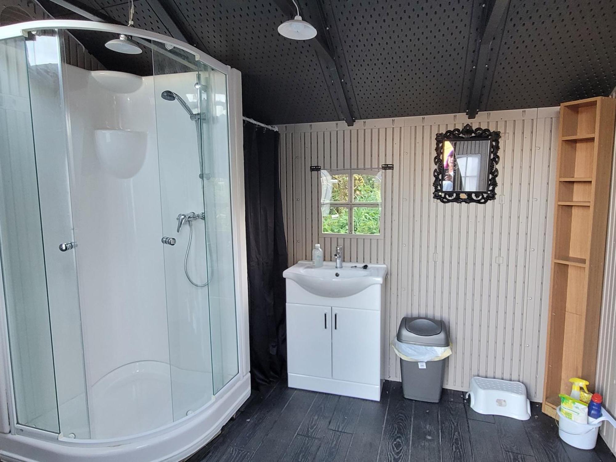 Budget Stay, In Lovely Private Setting With Rustic Charm, Log Burner, Fire Pit, Campers Kitchen & Eco Loo No Bedding Supplied Narberth Esterno foto